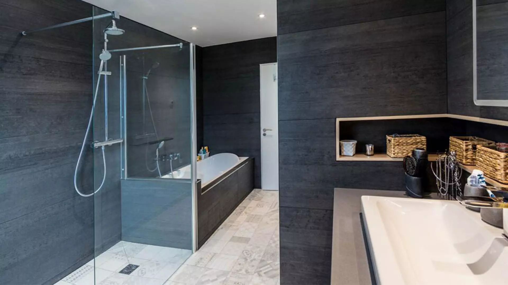 Salle de bain moderne : Utilisation de matériaux haut de gamme
